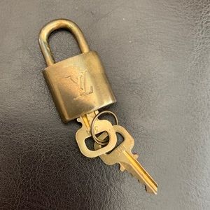 Pre-loved LV Lock & Key Set 304